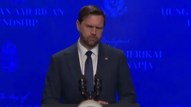 Madaxweyne ku-xigeenka Maraykanka JD Vance oo ka hadlayay Budapest, halkaasi oo uu kula kulansan yahay hoggaamiyaha Hungary Viktor Orban