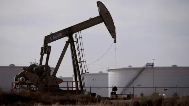 صورة لحفّارة نفط.