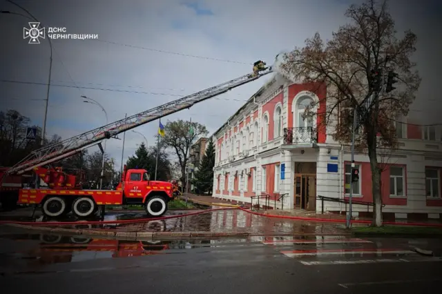 пожарные тушат огонь в здании горсовета города Прилуки