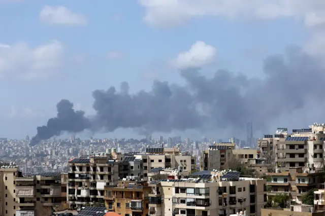 دخان في سماء العاصمة اللبنانية بيروت بعد غارة إسرائيلية