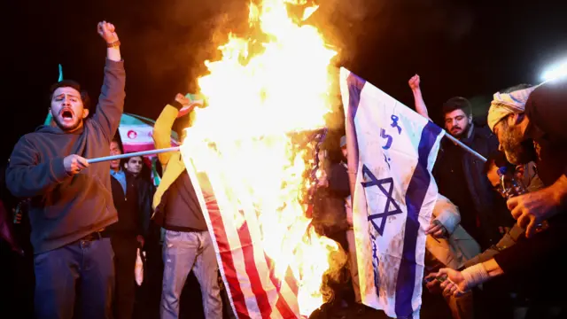 تجمع عدد من الأشخاص في إيران بعد إعلان وقف إطلاق النار لمدة أسبوعين في الحرب الأمريكية الإسرائيلية مع إيران.