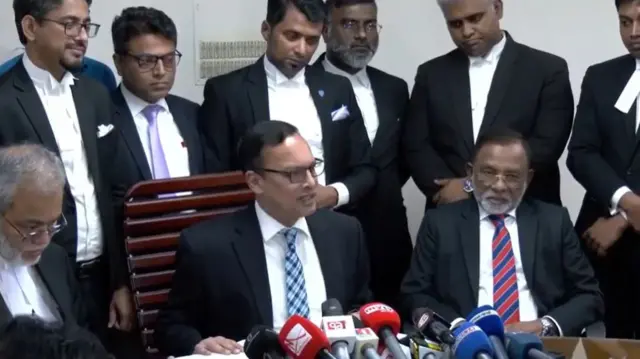 সংবাদ সম্মেলনে অ্যাটর্নি জেনারেল রুহুল কুদ্দুস কাজলসহ অন্যান্য আইন কর্মকর্তারা