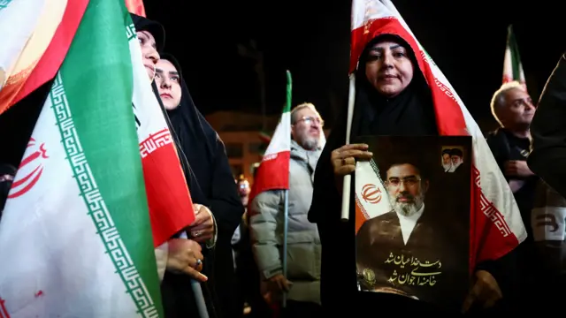 تجمع عدد من الأشخاص في إيران بعد إعلان وقف إطلاق النار لمدة أسبوعين في الحرب الأمريكية الإسرائيلية مع إيران.