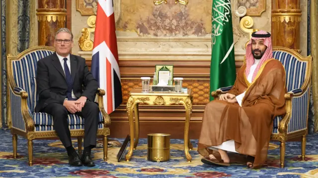 رئيس الوزراء البريطاني سير كير وولي العهد السعودي محمد بن سلمان.