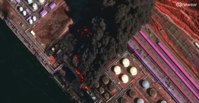 Пожар, охвативший несколько нефтехранилищ на нефтетерминальном комплексе Усть-Луга 27 марта 2026 года (спутниковый снимок)