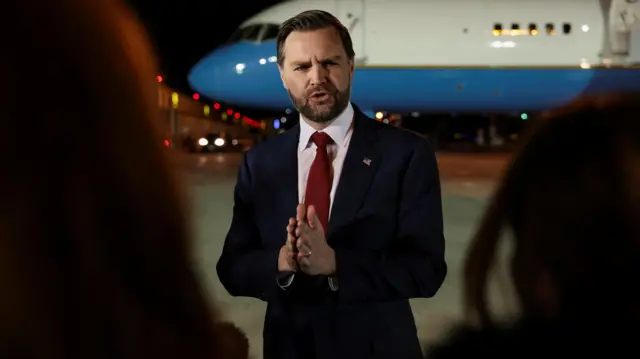 نائب الرئيس الأمريكي جي دي فانس متحدثاً لبعض الصحفيين.