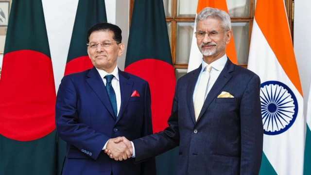 बांग्लादेश के विदेश मंत्री ख़लीलुर रहमान और भारत के विदेश मंत्री एस. जयशंकर