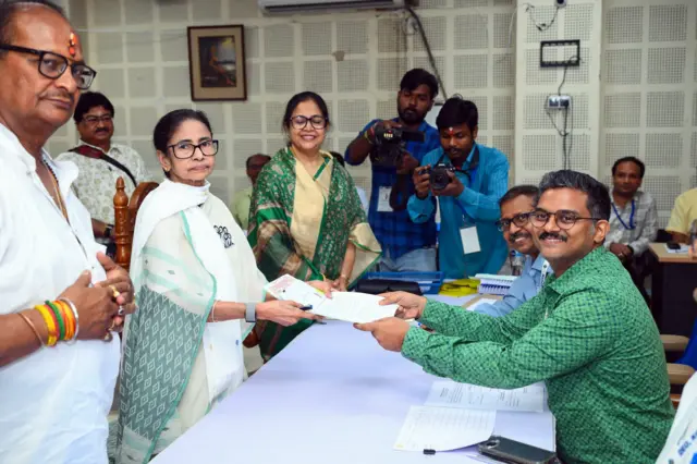 পশ্চিমবঙ্গের মুখ্যমন্ত্রী এবং ভবানীপুর কেন্দ্রে তৃণমূল কংগ্রেস প্রার্থী মমতা ব্যানার্জী বুধবার দক্ষিণ কলকাতার সার্ভে বিল্ডিংয়ে তার মনোনয়নপত্র জমা দিচ্ছেন।