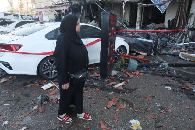 Una mujer en medio de los daños causados por un ataque israelí en Líbano.