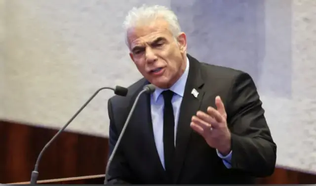 Yari yambaye ikote ry’ibara ry’umukara n’ishati y’ubururu bwerurutse avuga ko Netanyahu yatsinzwe