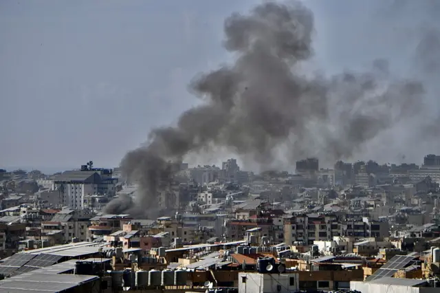 Umwotsi uzamuka hejuru y'inyubako ndende, nyuma yuko ingabo za Israel zigabye ibitero byo mu kirere mu karere ka Dahieh mu murwa mukuru Beirut wa Libani, ku itariki ya 5 Mata (4) mu 2026