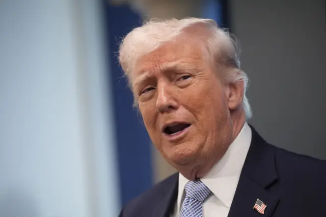 ဧပြီလ ၆ ရက်တုန်းက အိမ်ဖြူတော်မှာ မြင်တွေ့ရတဲ့သမ္မတ ဒေါ်နယ်ထရမ့်