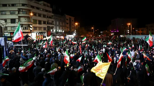 تجمع عدد من الأشخاص في إيران بعد إعلان وقف إطلاق النار لمدة أسبوعين في الحرب الأمريكية الإسرائيلية مع إيران.