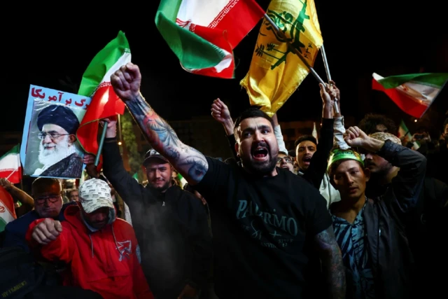 በኢራን ዋና ከተማ ቴህራን ውስጥ ነዋሪዎች የሁለት ሳምንቱን የተኩስ አቁም በመደገፍ አደባባይ ወጥተዋል