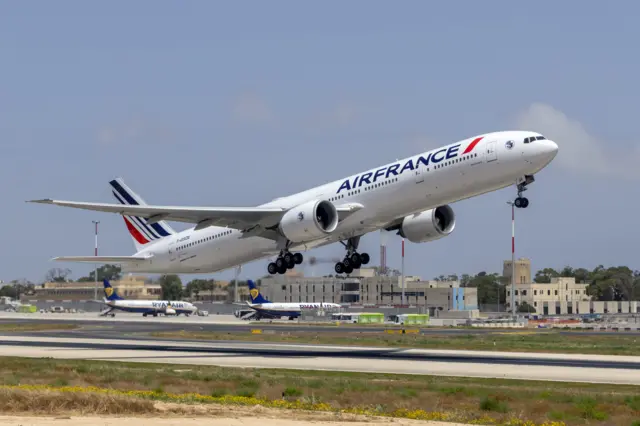 طائرة تابعة للخطوط الجوية الفرنسية تقلع من