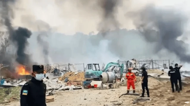 စက်ရုံပေါက်ကွဲမှုဖြစ်ပြီးနောက် နေရာတချို့ မီးလောင်နေတဲ့မြင်ကွင်း