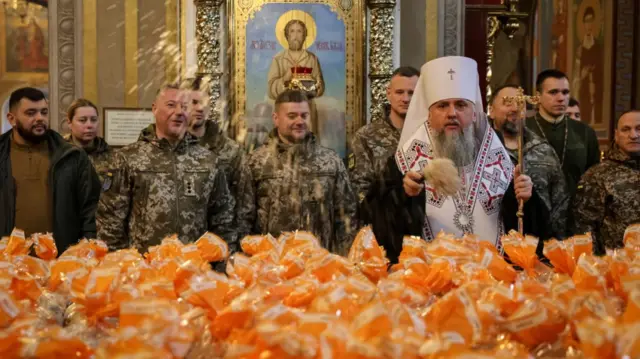 مراسم مذهبی نیروهای مسلح اوکراین در کلیسای جامع سنت مایکل، پیش از عید پاک ارتدکس، در کی‌یف