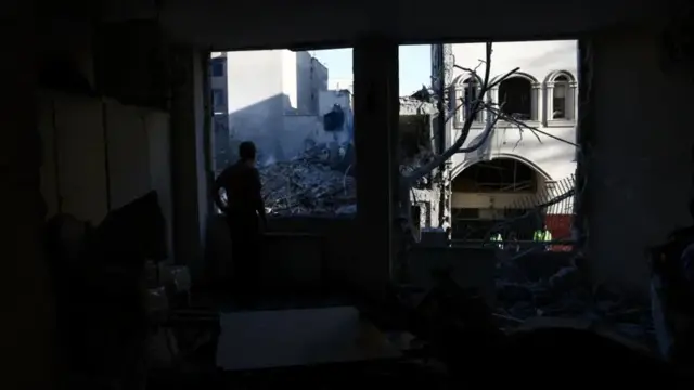 صورة أرشيفية لرجل في طهران تضرر منزله جراء غارة جوية، بتاريخ 7 أبريل - قبل يوم واحد من وقف إطلاق النار