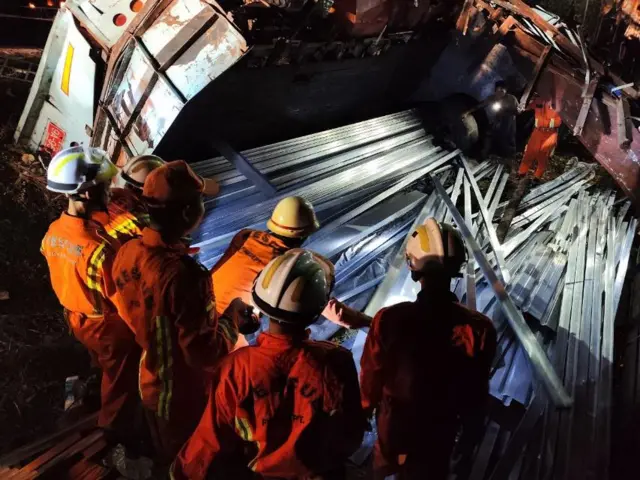 ကားပေါ်က ယာဉ်မောင်းကို ကူညီကယ်ဆယ်ရေးဆောင်ရွက်ပေးခဲ့ကြပါတယ်။