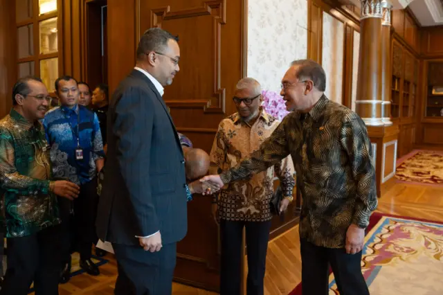 মালয়েশিয়ার প্রধানমন্ত্রী আনোয়ার ইব্রাহিমের সঙ্গে তার কার্যালয়ে সাক্ষাৎ করেছেন বাংলাদেশের শ্রম ও কর্মসংস্থান এবং প্রবাসী কল্যাণ ও বৈদেশিক কর্মসংস্থান মন্ত্রণালয়ের মন্ত্রী আরিফুল হক চৌধুরী এবং প্রধানমন্ত্রী তারেক রহমানের উপদেষ্টা মাহদী আমিন