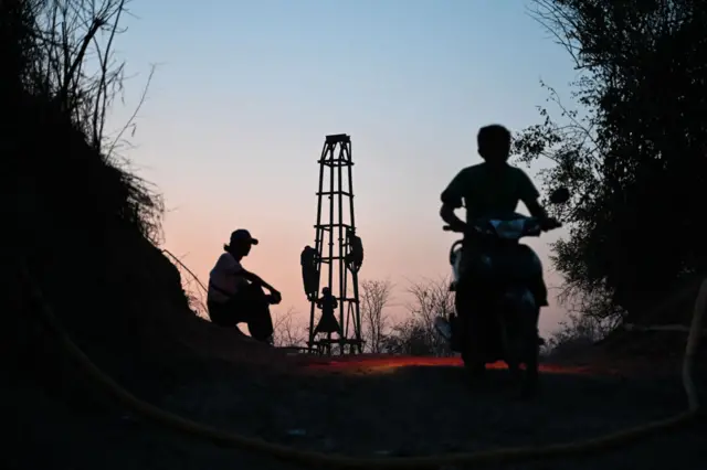 ပဲခူးတိုင်း၊ မင်းလှမြို့နယ်က ရေနံမြေက အလုပ်သမားတွေ (ပုံဟောင်း)