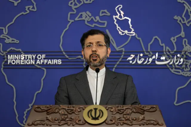 အီရန်နိုင်ငံခြားရေးဝန်ကြီးဌာန ဒုတိယဝန်ကြီး ဆာယိဒ် ခါတီဇာဒတ်ကို ၂၀၂၂ ခုနှစ်တုန်းက ပြုလုပ်တဲ့သတင်းစာရှင်းလင်းပွဲ တစ်ခုမှာ မြင်တွေ့ရတာဖြစ်ပါတယ်။