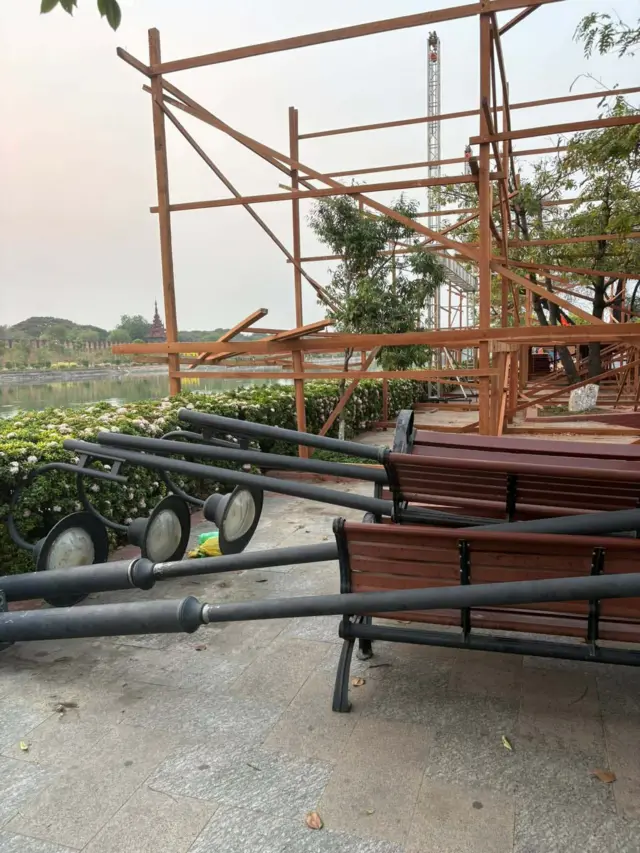 မဏ္ဍပ်နဲ့မလွတ်လို့ အဖြုတ်ခံထားရတဲ့မီးတိုင်တွေ