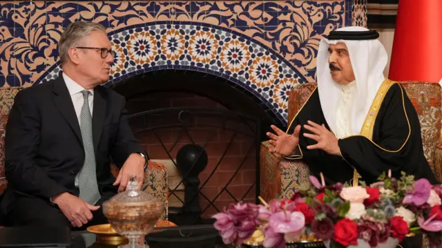 رئيس الوزراء البريطاني كير ستارمر يلتقي ملك البحرين حمد بن عيسى آل خليفة في قصر الصخير بالبحرين.