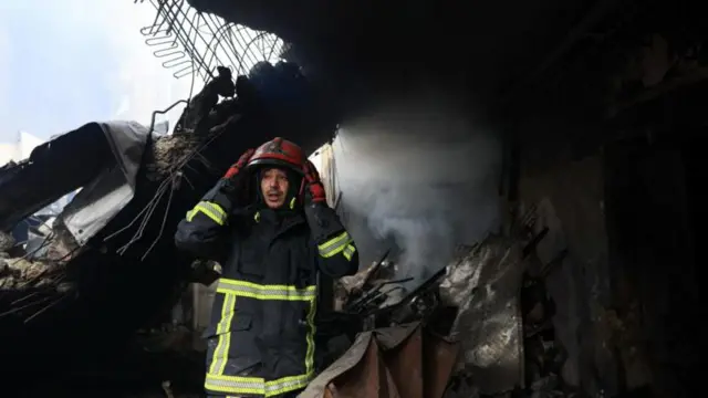 ইসরায়েলি হামলার পর উদ্ধার তৎপরতা চলছে লেবাননে