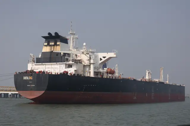 صورة لناقلة نفط في ميناء مومباي الهندي.