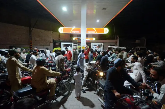 पाकिस्तान में पेट्रोल पंप में भीड़
