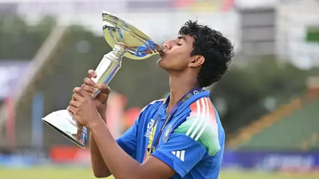 ஆல்ரவுண்டர் ஆர்.எஸ். அம்பரீஷ், சன்ரைசர்ஸ் ஹைதராபாத் அணியில் இணைந்துள்ளார்.