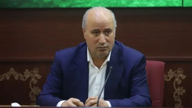 مهدی تاج با کت ابی و پیراهن سفید