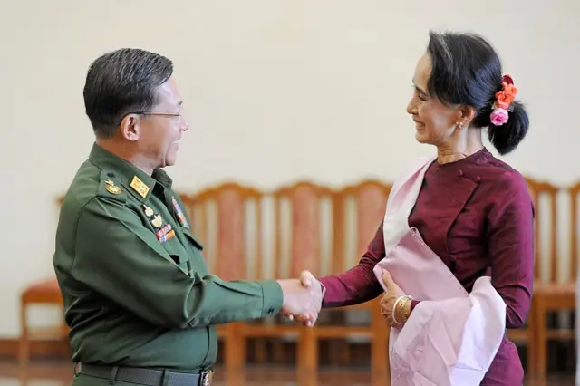 ၂၀၁၅ ခုနှစ် NLD အစိုးရဖွဲ့ချိန် ဒေါ်အောင်ဆန်းစုကြည်နဲ့ ဦးမင်းအောင်လှိုင်ကို တွေ့ခဲ့ရစဉ်