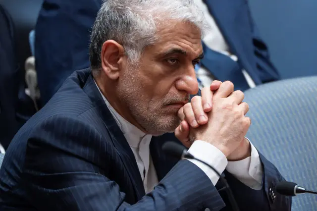 حضر سفير إيران ومندوبها الدائم لدى الأمم المتحدة، أمير سعيد إيرفاني، اجتماعاً لمجلس الأمن الدولي، عقب الهجوم الأمريكي على المواقع النووية الإيرانية، في مقر الأمم المتحدة بمدينة نيويورك، الولايات المتحدة الأمريكية، في 22 يونيو/حزيران 2025