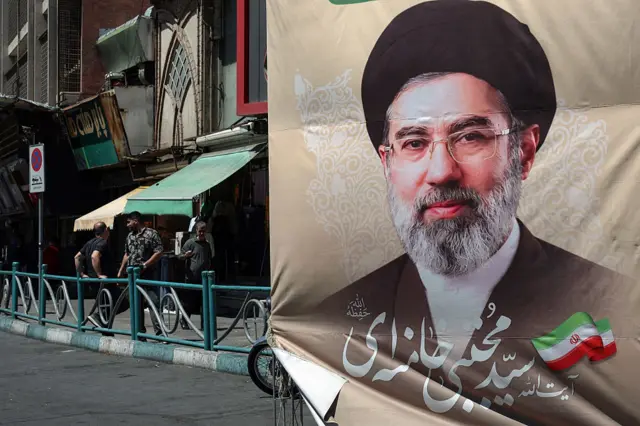 Bendera iliyo na picha ya Mojtaba Khamenei, Kiongozi Mkuu wa Iran