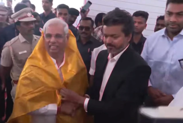 ஆளுநரை வரவேற்ற விஜய்