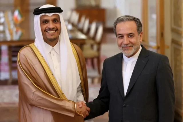 Picha ya zamani ya waziri mkuu wa Qatar Mohammed bin Abdulrahman bin Jassim Al Thani na waziri wa mambo ya kigeni wa Iran Abbas Araqchi.
