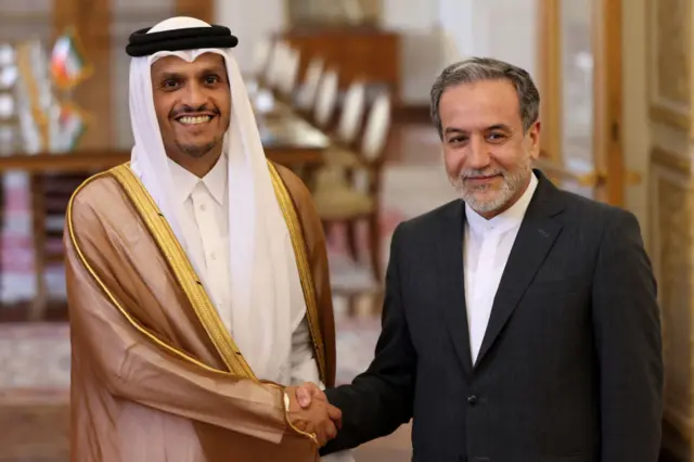 صورة أرشيفية تعود لعام 2024، لرئيس الوزراء القطري، محمد بن عبد الرحمن بن جاسم آل ثاني وزير الخارجية الإيراني عباس عراقجي.
