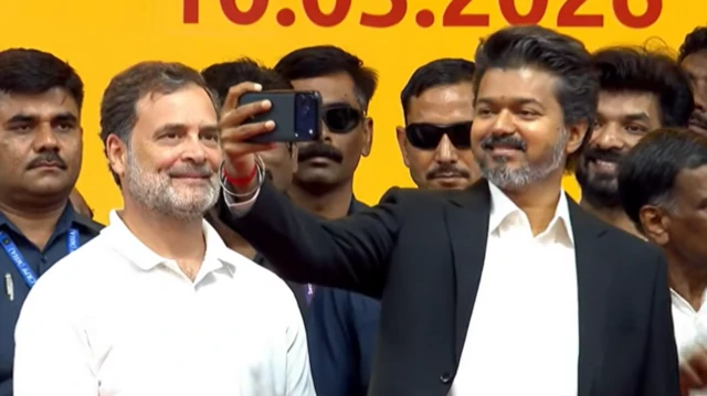பதவியேற்பு விழா முடிவில் ராகுல் காந்தியுடன் முதலமைச்சர் விஜய் செல்ஃபி எடுத்துக் கொண்டார்.