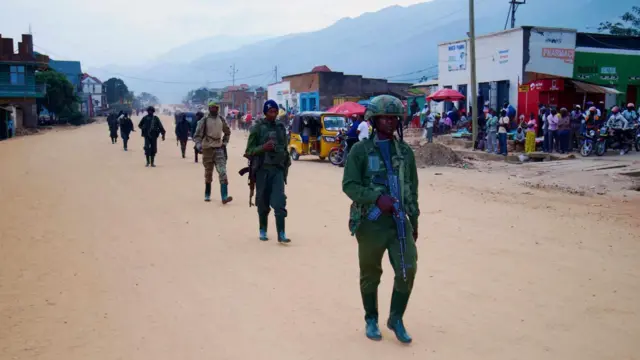 Ifoto yo mu mpera z'umwaka ushize abarwanyi ba M23 bari gusohoka mu mujyi wa Uvira mu muhanda uwuhuza n'uwa Bukavu mu majyaruguru