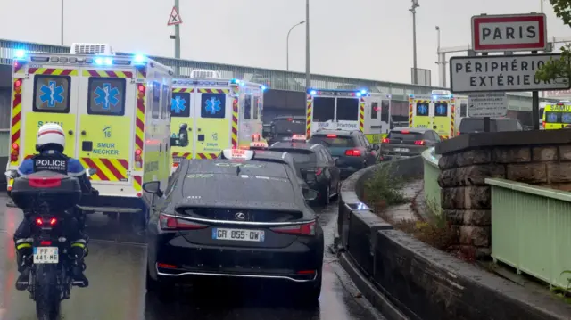 Ifoto yerekana Rusehabaniha (ambulance) ziriko ziratwara Abafaransa bavuye mu bwato MV Hondius zibajana ku bitaro biri i Paris