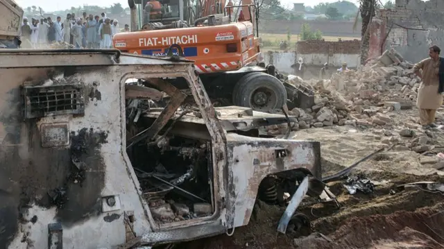 रविवार को बन्नू ज़िले में एक चेक पाइंट के पास कार में धमाका हुआ था