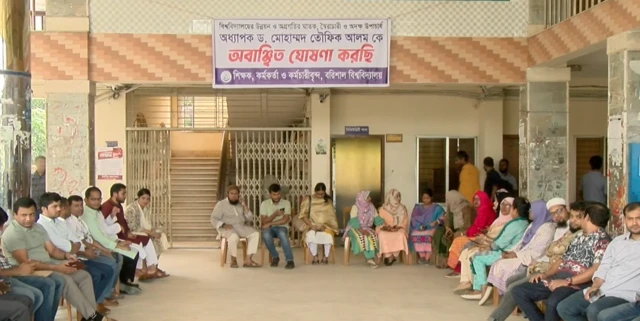 সোমবার সকাল থেকে সারাদিন শিক্ষক, কর্মকর্তা, কর্মচারীদের ব্যানারে এই আন্দোলন করছেন তারা।