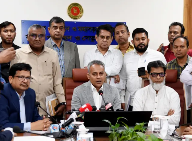 সংবাদ সম্মেলনে সড়ক পরিবহন ও সেতুমন্ত্রী শেখ রবিউল আলম ও মন্ত্রণালয়ের কর্মকর্তারা