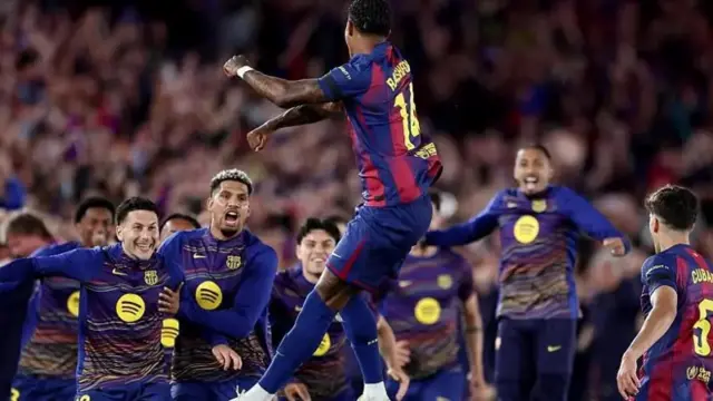 Marcus Rashford asimbutse ari kumwe n'abandi bakinyi benshi ba Barcelona bishimye