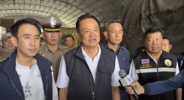မေလ ၁၀ ရက်နေ့၊ ရနောင်းခရိုင်ထဲက သိုလှောင်ရုံကို သွားရောက်ကြည့်ရှုခဲ့တဲ့ ထိုင်းဝန်ကြီးချုပ် အနုတင်