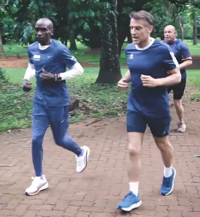 Emmanuel Macron arimo kwirukankana na Eliud Kipchoge mu gitondo cyo kuri uyu wa mbere i Nairobi