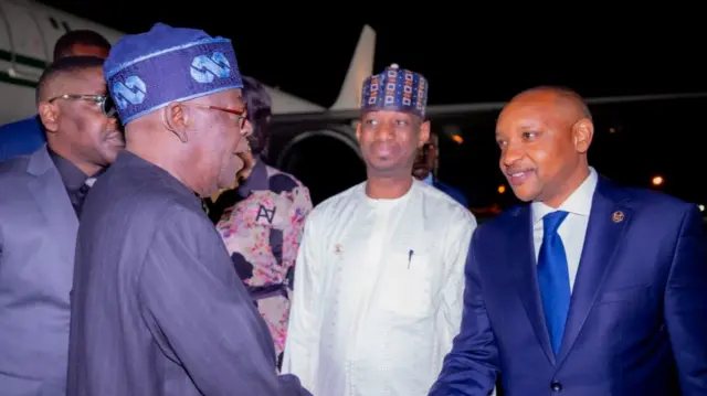 Shugaba Tinubu na gaisawa da jami'an da suka tarbe shi