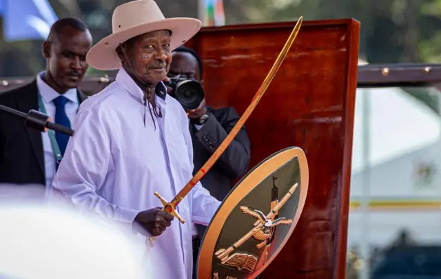 Museveni yashyikirijwe inkota n'ingabo nk'ibirango byo kurinda igihugu